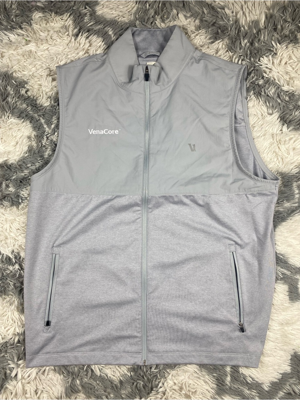 Used Vuori Gray Sunday Element Full Zip Mens Vest Large Domaine Name Print